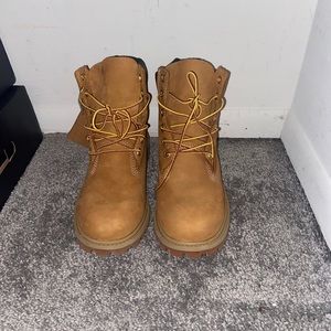 Boys 4.5 timberland boot gently worn